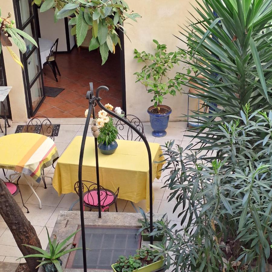 Bed and Breakfast Sous Le Neflier à Nîmes Extérieur photo